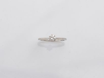 null Solitaire ring in 18K (750 ‰) white gold set with a brilliant-cut diamond weighing...