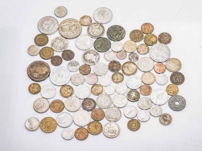 null Ensemble de monnaies dont 1 Öre Adolf Frerik 1758 en cuivre, 1 penny Georges...