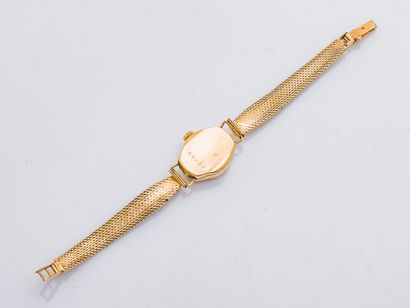 Cadran LIP Bracelet montre de dame en or jaune 18 carats (750 millièmes), le boitier...