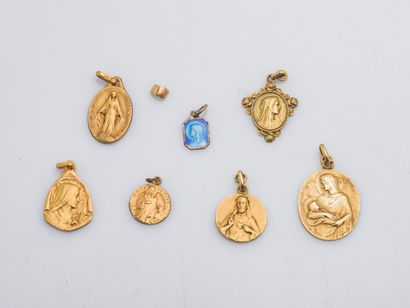 null Lot of three medals of baptism in yellow gold 18 carats (750 thousandths).
Weight...