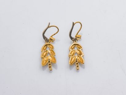 null Paire de pendants d'oreilles palme en or jaune 18 carats (750 millièmes) rehaussés...