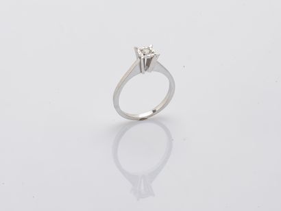 null Solitaire ring in 18K (750 ‰) white gold set with a brilliant-cut diamond weighing...