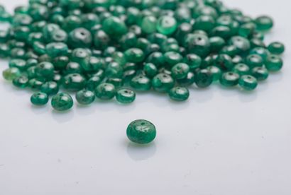 null Lot de perles d'émeraudes bouton (percées) de 3 à 5 mm de diamètre environ.
Poids...