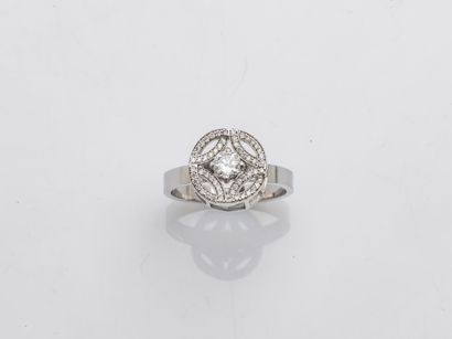 null 18K (750 ‰) white gold ring, the round openwork bezel set with a diamond weighing...