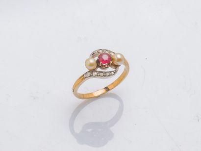 null 18K (750 thousandths) yellow gold and platinum (950) ring set with a red stone...