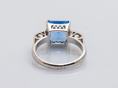 null Platinum ring (950 ‰) adorned with a blue synthetic spinel of rectangular cut...