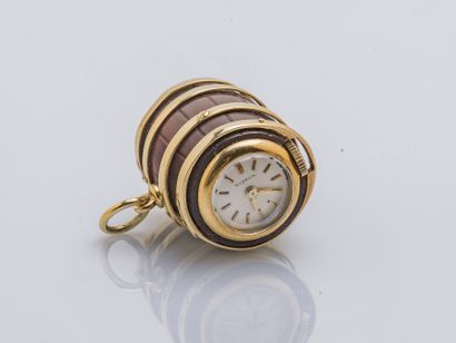 GUBELIN Pendentif montre formant un tonneau en bois, le cerclage en or jaune 14 carats...