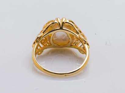 null Bague en or jaune 18 carats (750 ‰), l'épaulement ajouré à décor de papillons...