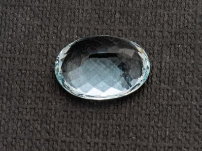 null Oval aquamarine of approximately 5.9 carats.