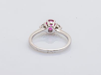 null 18K (750 ‰) white gold ring set with an oval rose-colored sapphire weighing...