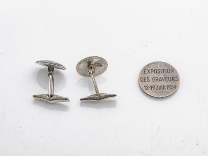 null Pair of cufflinks in silver (800 thousandths) and metal of round form with chased...