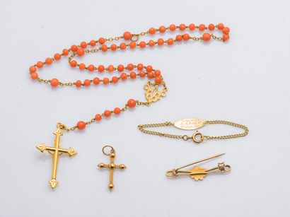null Lot in yellow gold 18 carats (750 thousandths) including a rosary decorated...