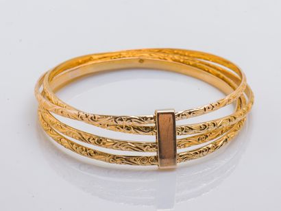 null Bracelet composé de quatre joncs en or jaune 18 carats (750 millièmes) ciselé...