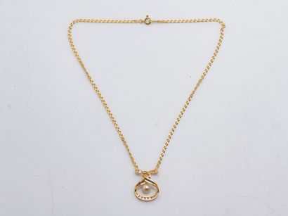 null Collier formé d'une chaine à maille marine diamanté et pendentif dessinant un...