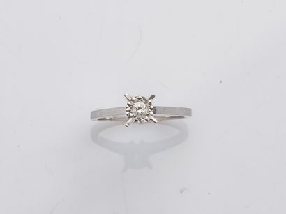 null Solitaire ring in 18K (750 ‰) white gold set with a brilliant-cut diamond weighing...