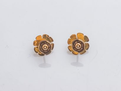 null Pair of earrings flower in yellow gold 18 carats (750 thousandths) set each...
