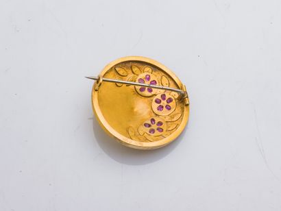 null Broche ronde et conique en or jaune 18 carats (750 ‰) sertie de saphirs roses...