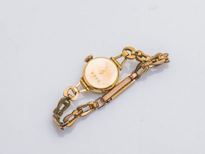 null Bracelet montre de dame, le boitier en or jaune 18 carats (750 millièmes) à...