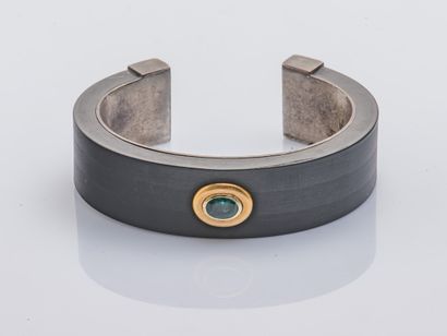 null Bracelet rigide ouvert en argent (925 millièmes) recouvert de cuir, le motif...