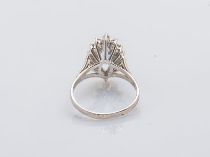 null Marquise ring in white gold 18 carats (750 thousandths) set with a blue stone...