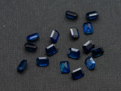 null Lot of 16 rectangular sapphires with cut sides of about 1.2 carat.
Total weight:...