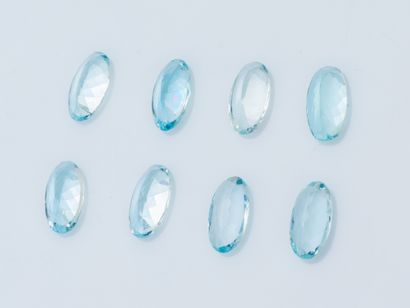 null Lot of 8 oval aquamarines of about 2.5 carats. 
Total weight : 20,7 carats