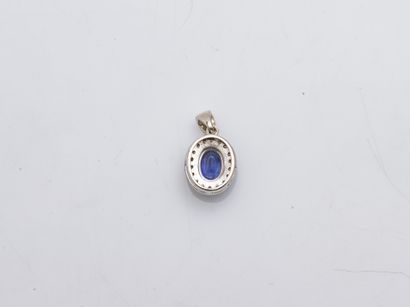 null Silver pendant (800 ‰) adorned with an oval glassfield sapphire in a surround...