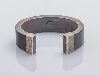 null Rigid open bracelet in silver (925 thousandths) covered with leather, the central...