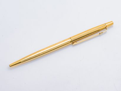 CARAN d'ACHE Madison retractable ballpoint pen in yellow gold plated metal with grooves....