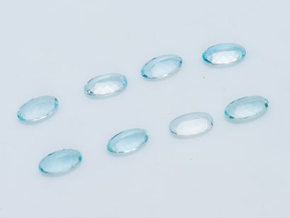 null Lot of 8 oval aquamarines of about 2.5 carats. 
Total weight : 20 carats