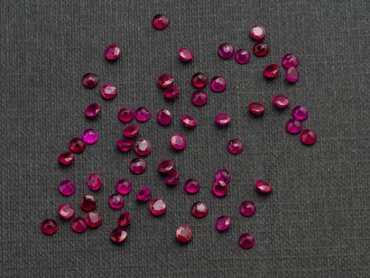 null Lot de 60 rubis ronds d'environ 0,2 carat. 
Poids total : 12,5 carats