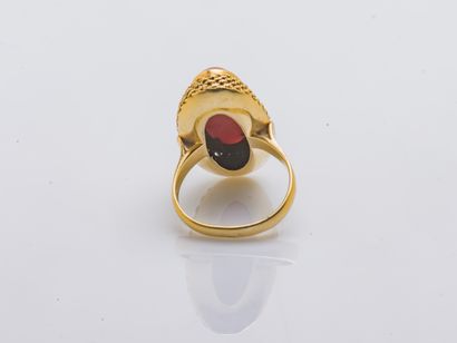 null Bague en or jaune 18 carats (750 millièmes) sertie d'un cabochon ovale de corail...