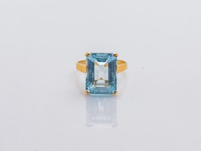 null Bague en or jaune 18 carats (750 millièmes) sertie d'un spinelle bleu rectangulaire...
