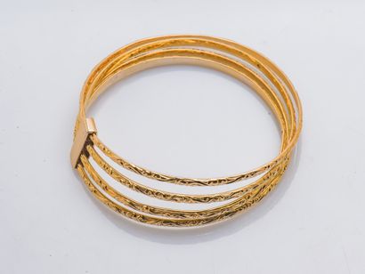 Bracelet composé de quatre joncs en or jaune...