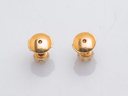 null Pair of earrings in 18K yellow gold (750 thousandths) each set with a brilliant-cut...