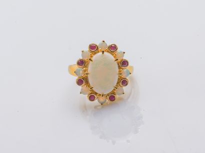 null Bague fleur en or jaune 18 carats (750 millièmes) sertie d'un cabochon d'opale...