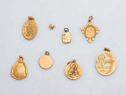 null Lot of three medals of baptism in yellow gold 18 carats (750 thousandths).
Weight...