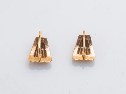 null Pair of 18 karat (750 thousandths) pink gold dormeuses decorated with gadroons...