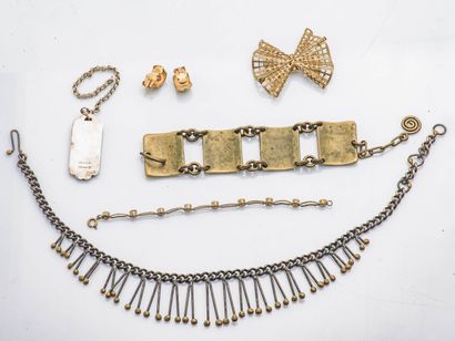 null Lot de bijoux fantaisies comprenant un porte-clef Christofle en métal argenté...
