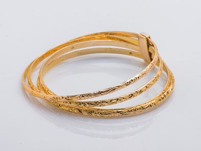 null Bracelet composé de quatre joncs en or jaune 18 carats (750 millièmes) ciselé...