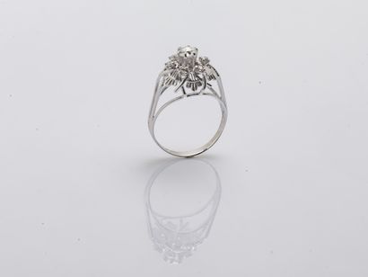 null 18K (750 ‰) white gold flower-drawing dome ring adorned with an Antwerp rose-cut...