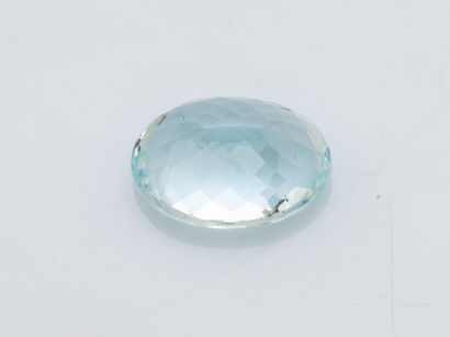 null Oval aquamarine of approximately 5.9 carats.