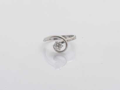 null Solitaire ring in 18K white gold (750 thousandths) set with a brilliant-cut...