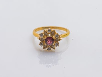 null Bague fleur en or jaune 18 carats (750 millièmes) sertie d'un spinelle rouge...