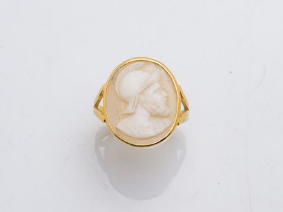 null Yellow gold ring 18 carats (750 thousandths) decorated with a cameo shell representing...