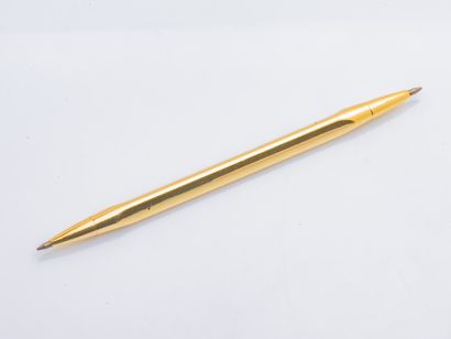 Attribué à CARTIER Double ballpoint pen in gilded metal set with a blue stone and...