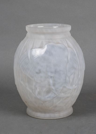 DAVESN 
Vase en verre moulé laiteux à décor...