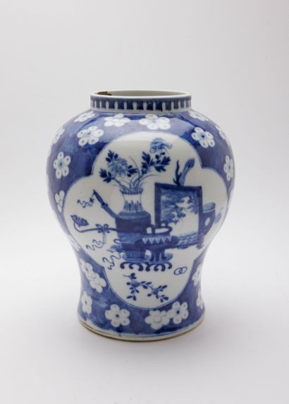 Chine, XXème siècle 
Vase balustre en porcelaine...