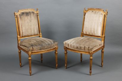 Paire de chaises en bois doré et sculpté,...