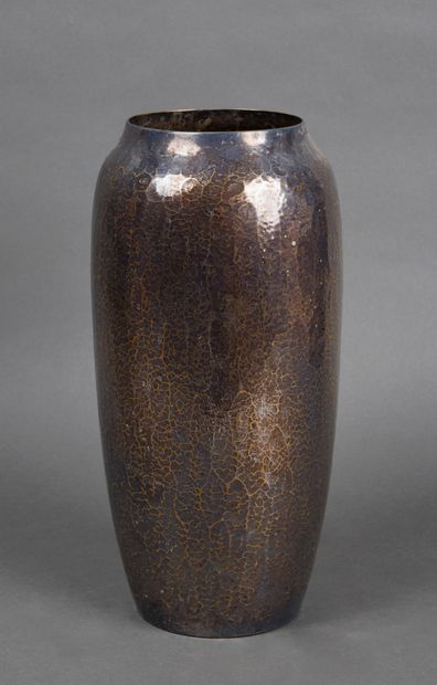 IKORA WMF 
Vase en métal argenté martelé....